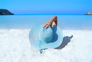strand vrouw met hoed